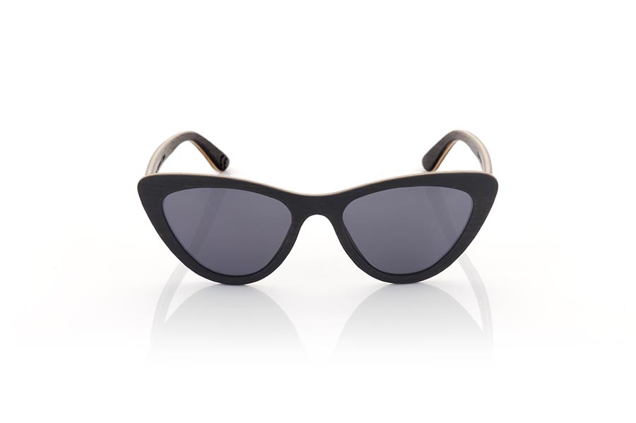 Gafas de Madera Natural de Ébano LENA. Las gafas de sol de madera LENA son una opción elegante y sostenible para mujeres que buscan estilo y calidad. Fabricadas íntegramente con madera laminada de EBANO se ha intercalado un lámina de madera de ROBLE en la montura, para ofrecer una combinación única de texturas y colores. Con un diseño de ojo de gato, estas gafas son ideales para mujeres que buscan un toque retro y sofisticado en su estilo. Disponibles en dos colores de lentes sólidas, estas gafas de sol LENA son perfectas para completar cualquier outfit con un toque de distinción. Medida frontal 143x46mm Calibre: 52 Venta al Por Mayor y Detalle | Root Sunglasses® 